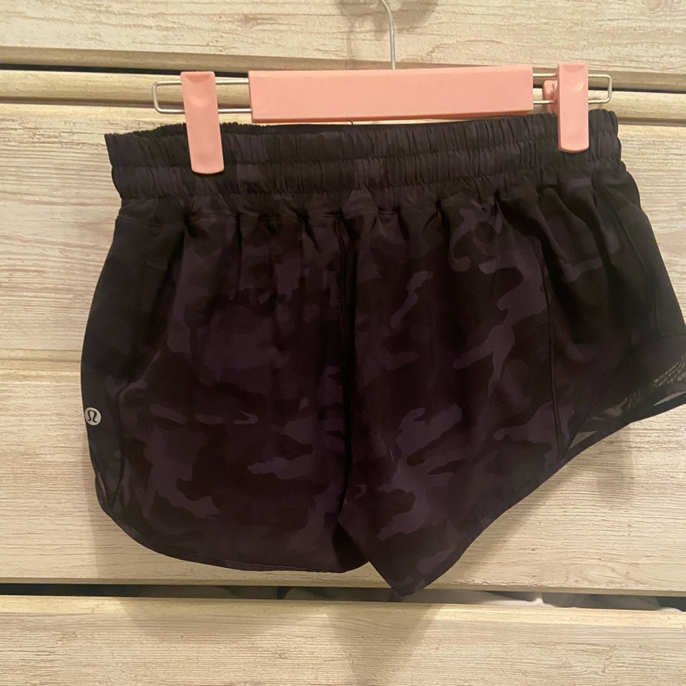Black camo lululemon hotty hot shorts. Size 8. 2.5 inch